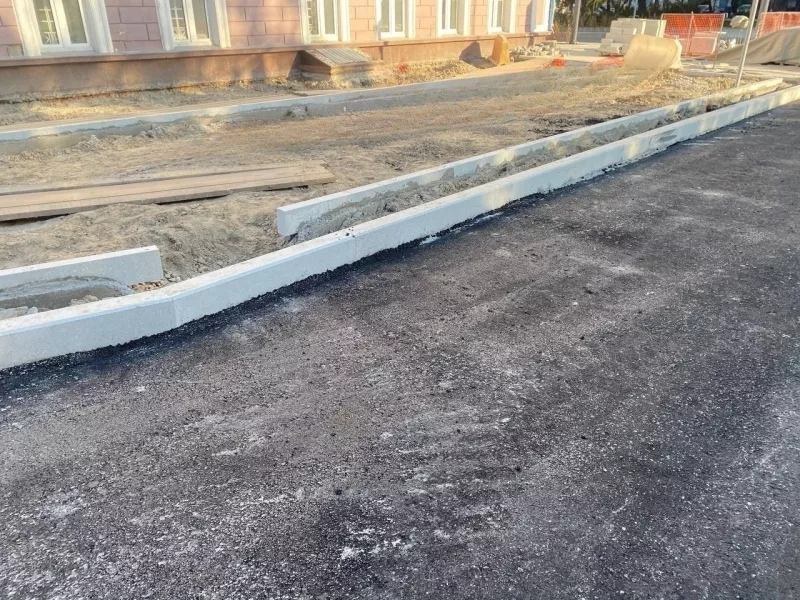 Укладка асфальта и бордюров