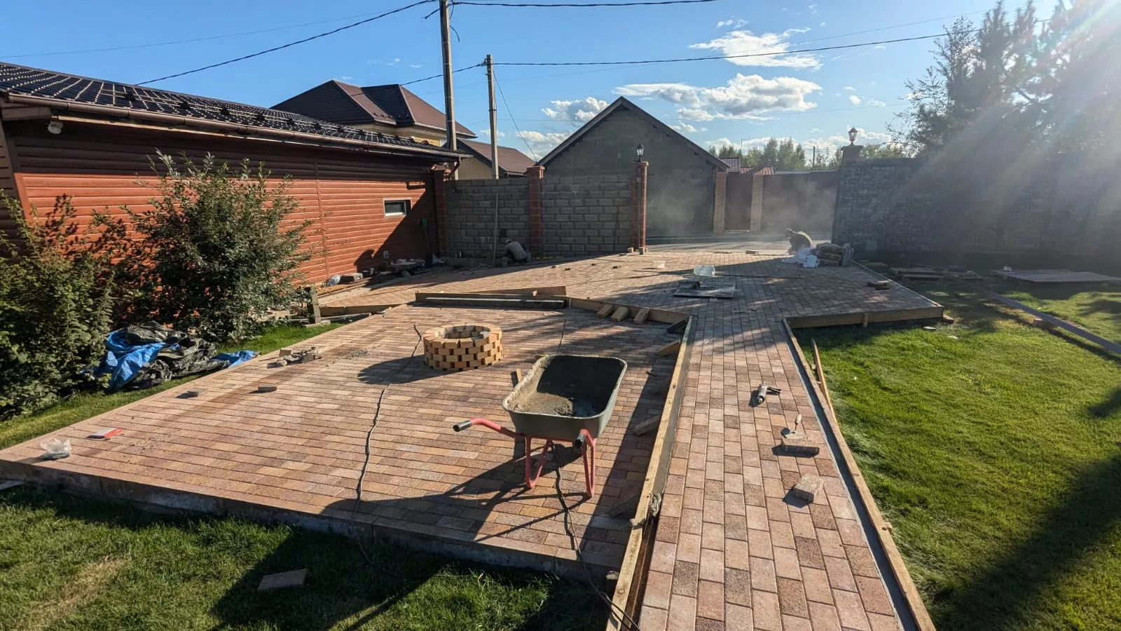 Укладка тротуарной плитки на участке частного дома — фото 1